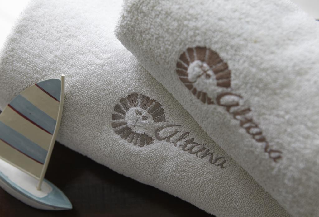 Altana Heritage Suites Imerovigli  Room photo